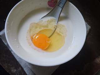天妇罗盖浇饭,面糊均匀后加入一个鸡蛋继续搅拌