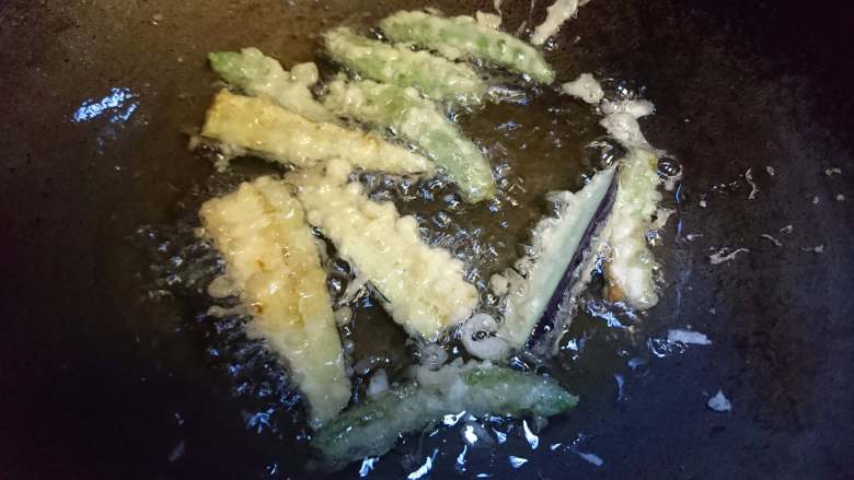 天妇罗盖浇饭,用筷子将蔬菜依次裹上面糊再依次开炸