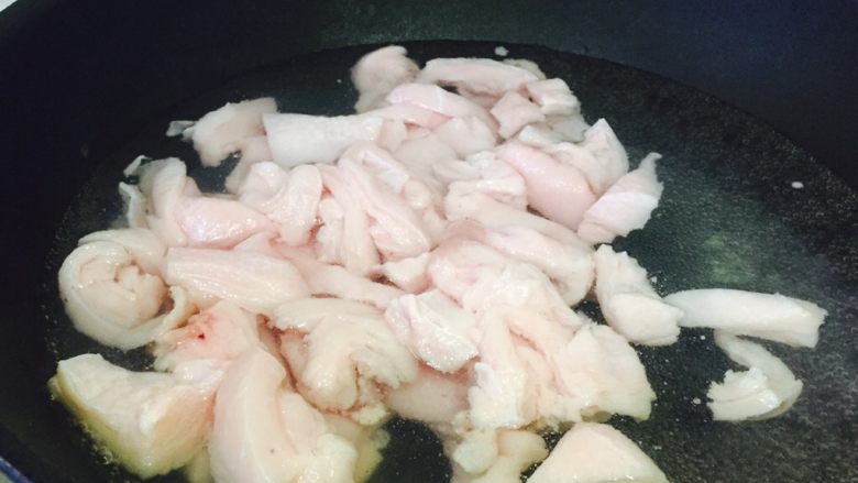 炸猪油的三用,在热水中放入切小块的猪肉