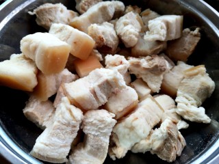 香菇红烧肉,五花肉洗净切块过开水捞出