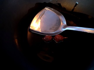 香菇红烧肉,油锅烧热放入草果炒香