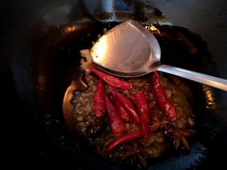 香菇红烧肉,放入干辣椒和八角