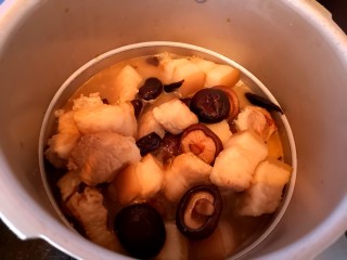 香菇红烧肉,待水开后倒入高压锅中炖25分钟