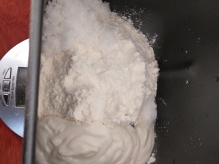 酸奶蔓越莓土司,除黄油外，所有材料放入面包机