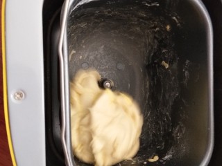 酸奶蔓越莓土司,一个和面程序后加入黄油