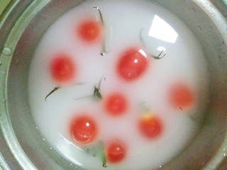 了不起的小番茄+冰糖小番茄,用水冲洗一遍，再放进盆里，加适量水，再加入一勺淀粉摇晃均匀，浸泡十分钟左右，去除杂质后，再用手每一个仔细洗一遍，捞起来去蒂