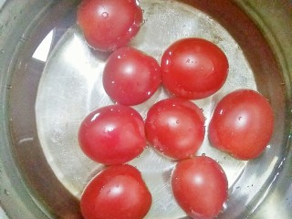 了不起的小番茄+冰糖小番茄,再放入盆里加入适量水，再加入一勺盐浸泡十分钟左右，捞起来再冲洗一遍清水