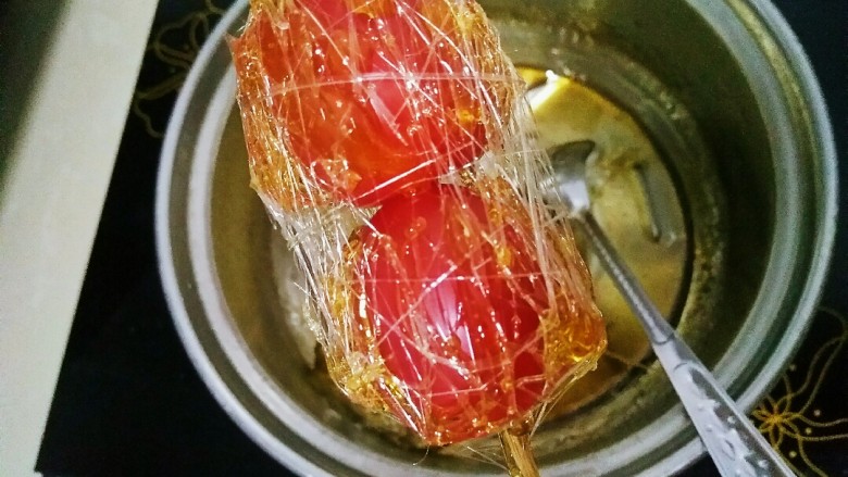 了不起的小番茄+冰糖小番茄,再用勺子把糖浆淋到小番茄上面，可以舀少一点糖浆，勺子举高一点往下淋，就可以拉出漂亮的糖丝了