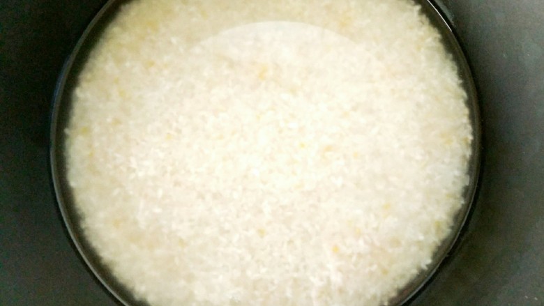 东北特色二米饭,加入清水掏洗干净