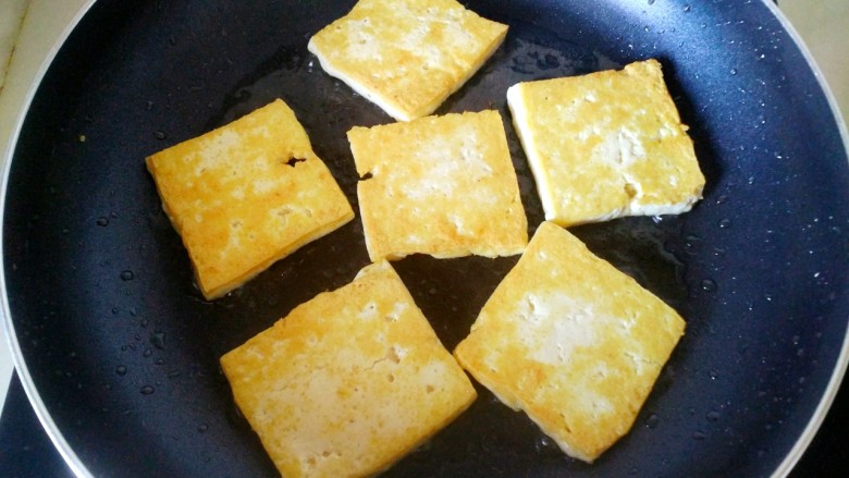 孜然豆腐,中小火煎成金黄色