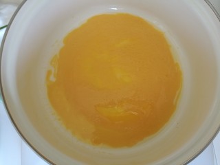 酥黄菜,锅中放少许油，小火，倒入鸡蛋液