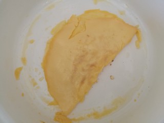 酥黄菜,表面稍微凝固后，对折，用勺子按压，压实，这样后面炸的时候就不会分开