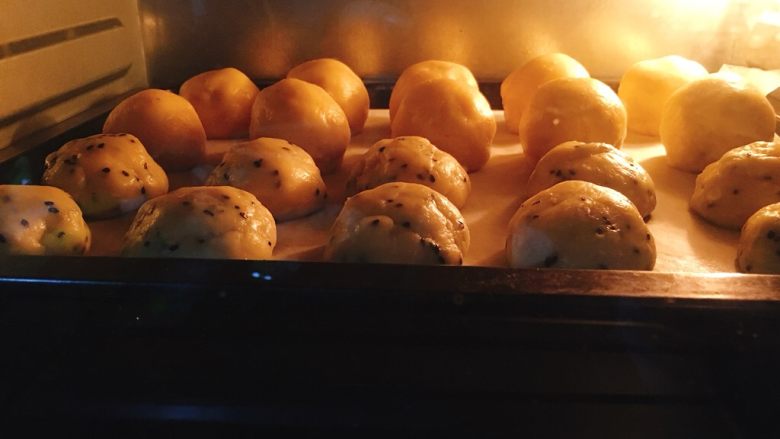 芝麻紫薯麻薯包,烤箱预热上下火180℃，烤35分钟。