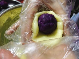 芝麻紫薯麻薯包,将紫薯泥包在麻薯中间。