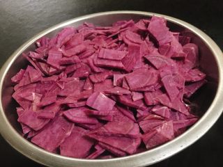 芝麻紫薯麻薯包,紫薯洗净、削皮、切薄片。
上锅蒸20分钟。