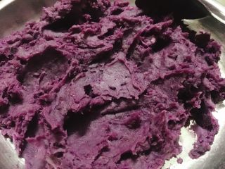 芝麻紫薯麻薯包,将蒸好的紫薯压泥。
放一旁冷却备用。