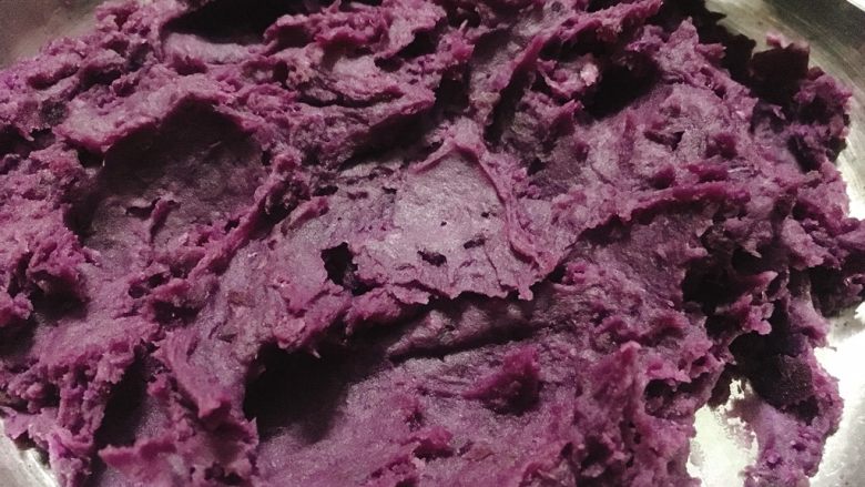 芝麻紫薯麻薯包,将蒸好的紫薯压泥。
放一旁冷却备用。