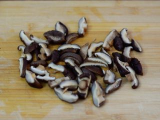腐竹烧香菇,香菇洗净切成片