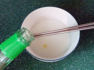 冰花煎饺,碗中倒入：清水、白醋、食用油和玉米淀粉搅拌均匀
