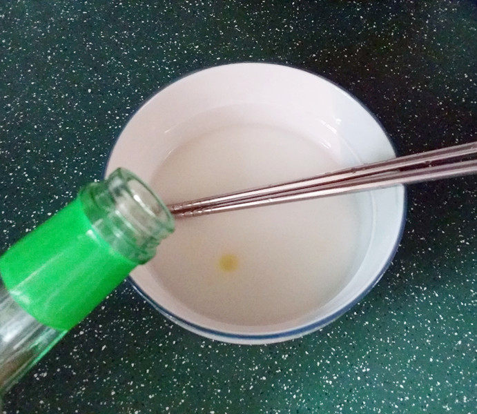 冰花煎饺,碗中倒入：清水、白醋、食用油和玉米淀粉搅拌均匀