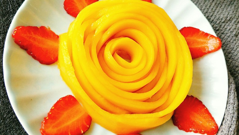 芒果酥,另外一半金煌芒做成了芒果花
