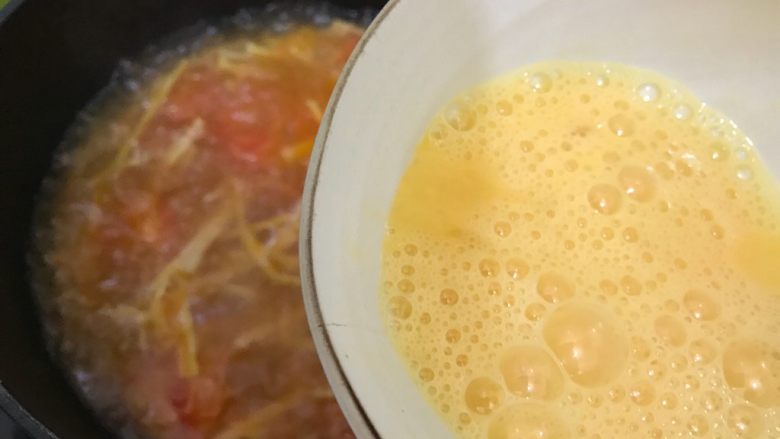 了不起的小番茄·笋干番茄蛋花汤,4.5分钟后，打开锅盖，下鸡蛋液