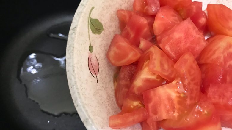 了不起的小番茄·笋干番茄蛋花汤,待油七分热时，下番茄
