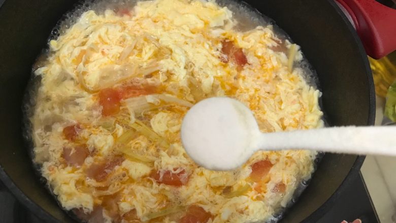 了不起的小番茄·笋干番茄蛋花汤,熄火，加一小勺细盐，搅拌均匀，即可