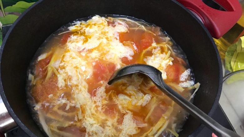 了不起的小番茄·笋干番茄蛋花汤,用勺子将鸡蛋液打散
