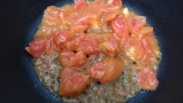 了不起的小番茄·笋干番茄蛋花汤,煸炒至番茄出沙
