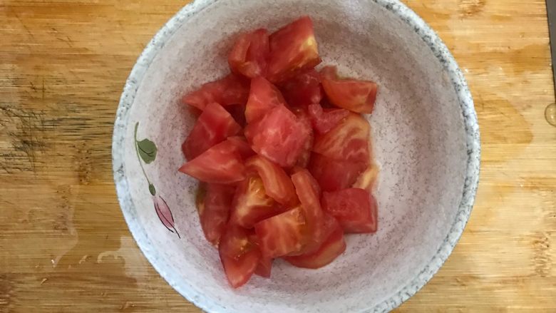 了不起的小番茄·笋干番茄蛋花汤,如图所示，切成小块，控干水分