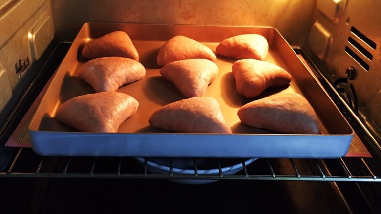 芝麻核桃三角包,金盘放入烤箱两次发酵，方法同上。