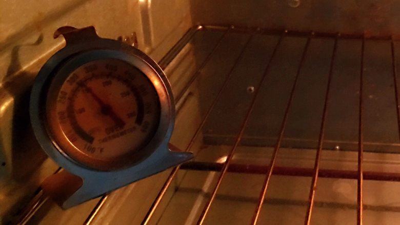 芝麻核桃三角包,烤箱预热至180度。
