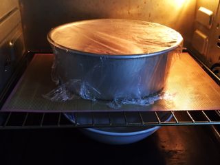 芝麻核桃三角包,烤箱发酵档，底部放一碗热水发酵60分钟，中间更换一次热水。
