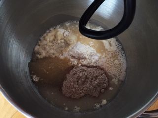 芝麻核桃三角包,清水加温至37度加入发酵粉，孵化后倒入厨师机内。