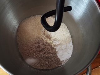 芝麻核桃三角包,黑麦粉和高筋粉混合，加入盐和细砂糖。