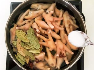 私房菜  密制酸辣鸡爪,加入2克精盐