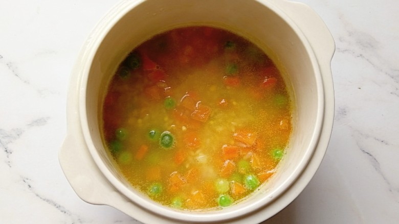 宝宝辅食—红薯胡萝卜豌豆焖饭,将所有食材连同水全部倒入焖锅