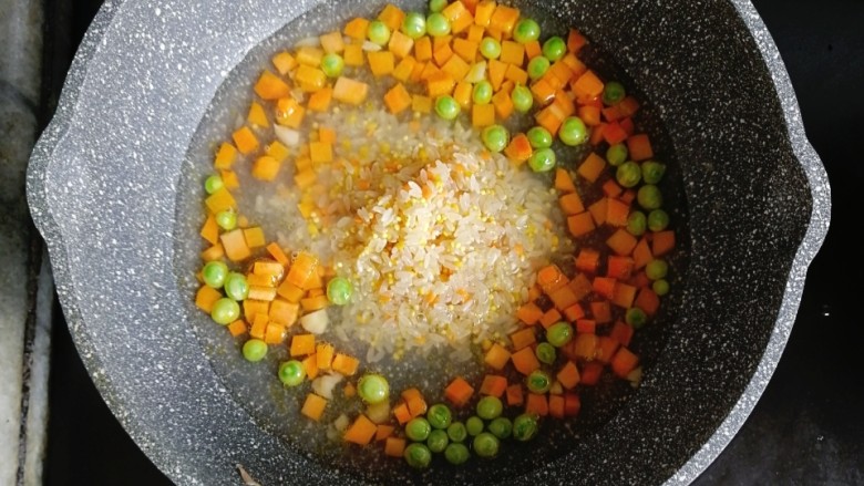 宝宝辅食—红薯胡萝卜豌豆焖饭,倒入一碗清水和淘洗干净的谷物米中火煮开