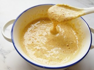 宝宝辅食—红枣鸡蛋饼,搅拌均匀至可流动的面糊（如果面糊太稠就加适量清水，如果太稀就加适量的面粉）