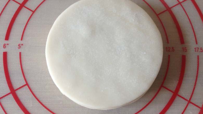 饺皮酱香饼,再用一张饺皮盖在上面，再抹上油和椒盐，如此重复叠上12张饺皮（饺皮的数量随意）