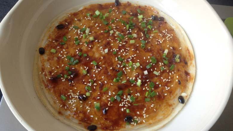 饺皮酱香饼,然后均匀撒上熟白芝麻和葱花即可出锅