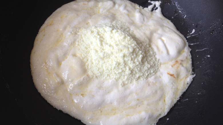 牛轧饼,待棉花糖完全融化后，放入奶粉翻炒均匀