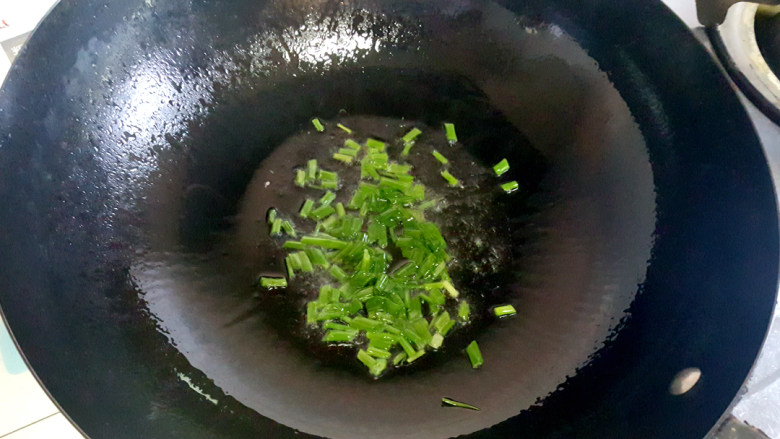 ~葱油海瓜子,锅中放油，待油热了，放入葱花。