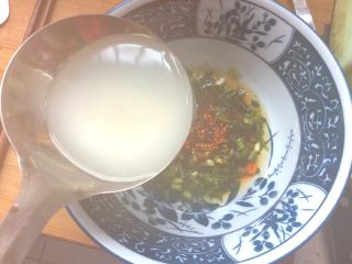 泡菜大肉酸汤水饺,先舀入碗中两勺饺子汤，