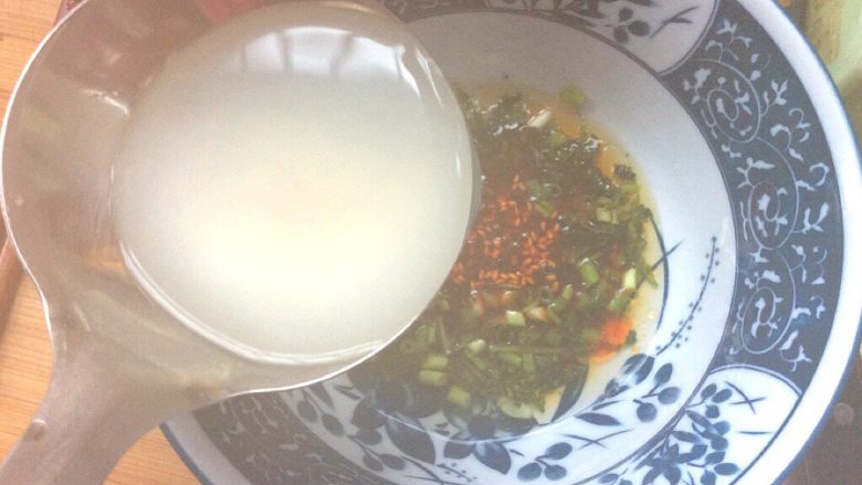 泡菜大肉酸汤水饺,先舀入碗中两勺饺子汤，