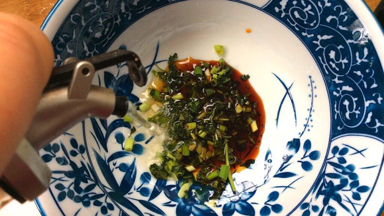 泡菜大肉酸汤水饺,取碗放入香葱末，香菜末，生抽，盐，醋，鸡精，香油，
