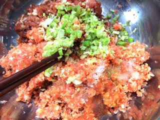 泡菜大肉酸汤水饺,把肉末和泡菜，葱花，盐，熟油，鸡精，在放一点点糖搅拌后馅