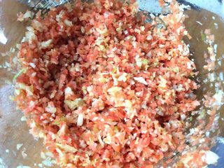 泡菜大肉酸汤水饺,取出切块，在绞肉机中搅碎