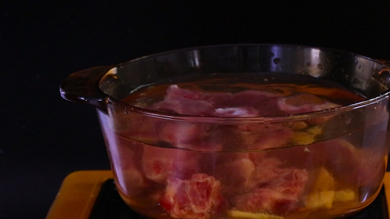 胡萝卜排骨山药汤,冷水中加入姜片和料酒，在放入清洗干净后的排骨